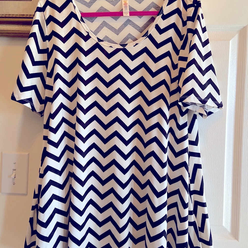 XL LuLaRoe Perfect Tee in Black & White ZigZag